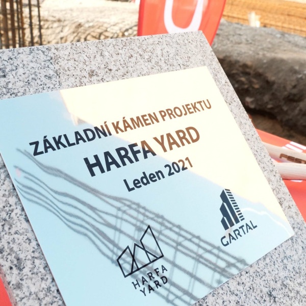 POLOŽENÍ ZÁKLADNÍHO KAMENE HARFA YARD