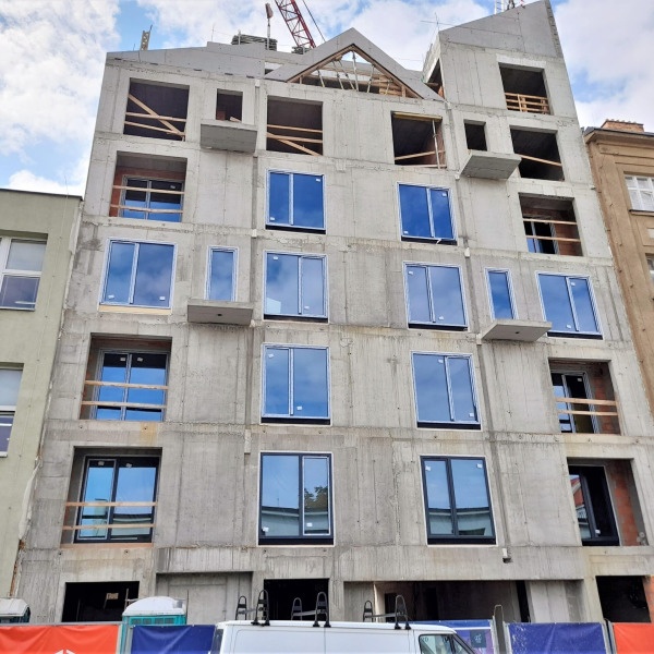 Byla dokončena hrubá stavba projektu Harfa Yard